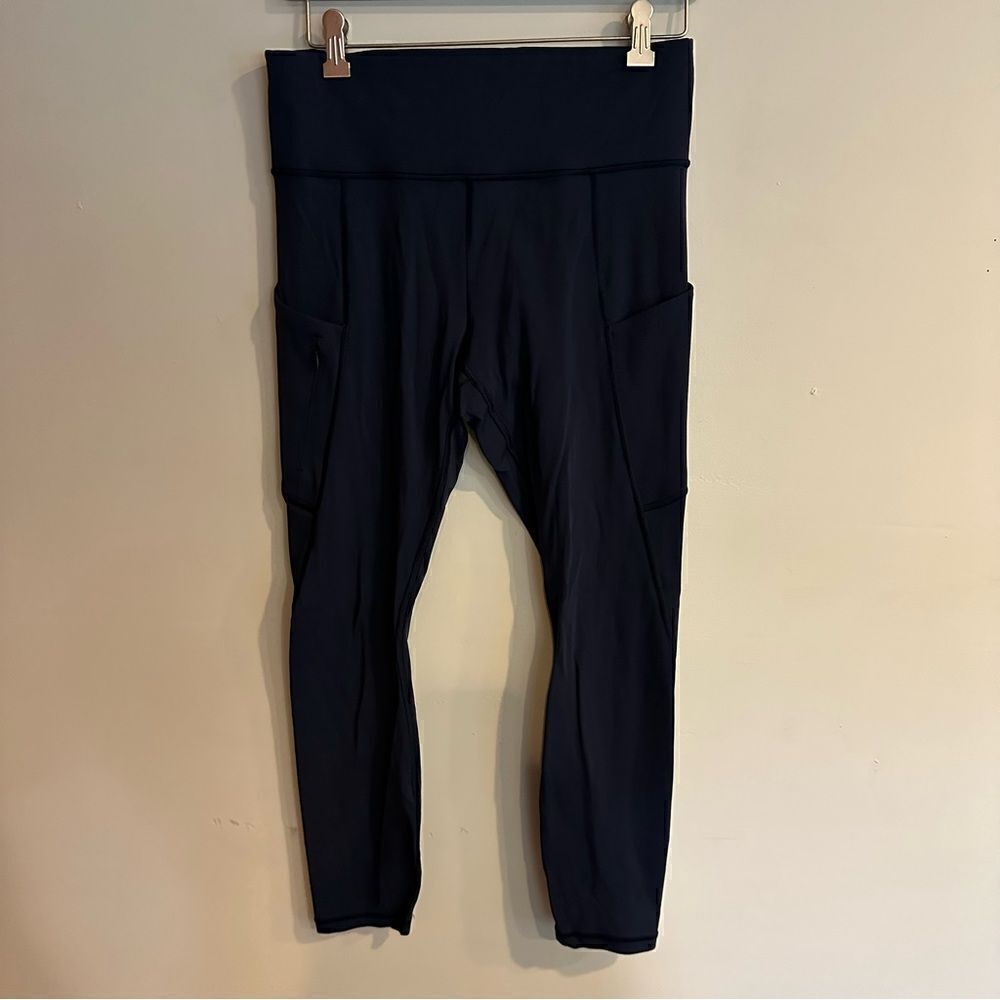 Athleta navy 7/8 side pocket leggings size medium